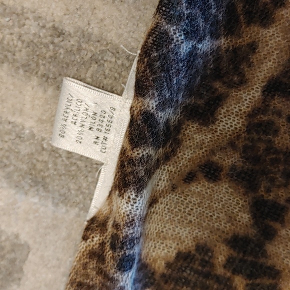 August Silk US L Light Tapered Blouse - Picture 4 of 9